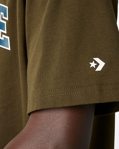 Tee-shirt universitaire surdimensionn&eacute; Vert olive surplus, Full Body View