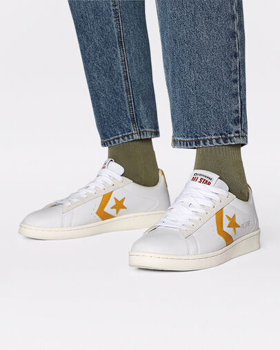 Pro Leather Blanc/Jaune d'or/Aigrette, On Foot Shot 1