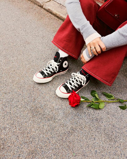 Chuck 70 Valentine's Day Black/Egret/Days Ahead Red, On Foot Shot 2