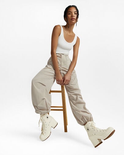 Chuck 70 De Luxe Heel Egret/Egret/Zwart, On Foot Shot 1