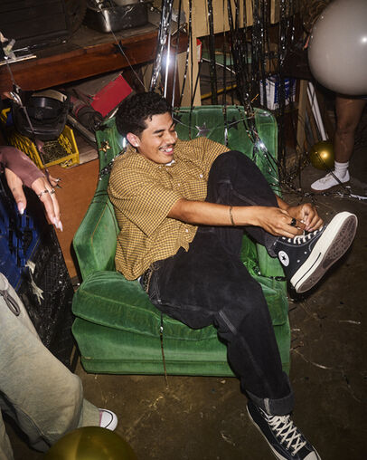 Chuck 70 Canvas Black/Black/Egret, On Foot Shot 2