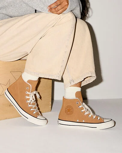 Chuck Taylor All Star Cozy Suede Gingersnap/Egret/Egret, On Foot Shot 2