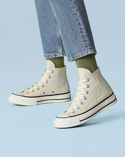 Raw Earth Camo Chuck 70 Garza/Negro/Blanco, On Foot Shot 1