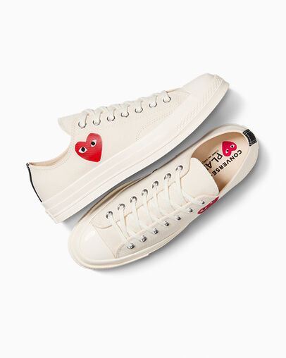 PLAY Comme des Gar&ccedil;ons Single Heart Chuck 70 Blanc lait/Noir/Rouge, Angled View