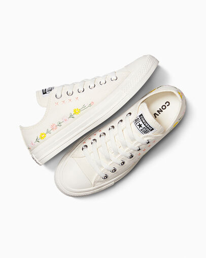 Chuck Taylor All Star Embroidered Flowers Garza/Verde monta&ntilde;a, Angled View