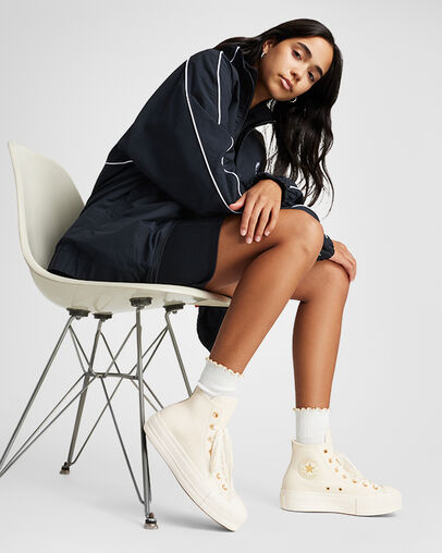 Chuck Taylor All Star Lift Platform Golden Hits Egret/Egret/Gold, On Foot Shot 2