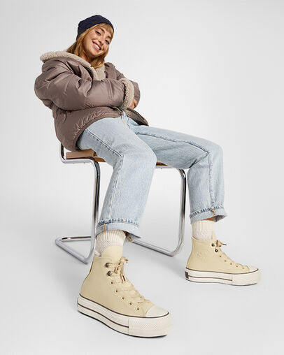 Chuck Tayor All Star Lift Platform Weatherized Leather Glaseado miso/Trufa/Garza, On Foot Shot 2