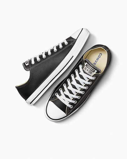 Chuck Taylor All Star Leather Schwarz, Angled View