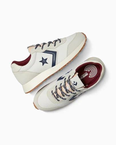 Omega Trainer Color Pop Vintage White/Vaporous Gray, Angled View