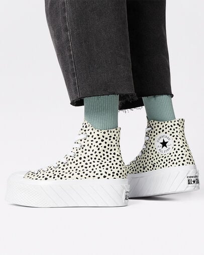 Welcome to the Wild 2X Platform Chuck Taylor All Star Egret/Schwarz/Wei&szlig;, On Foot Shot 1