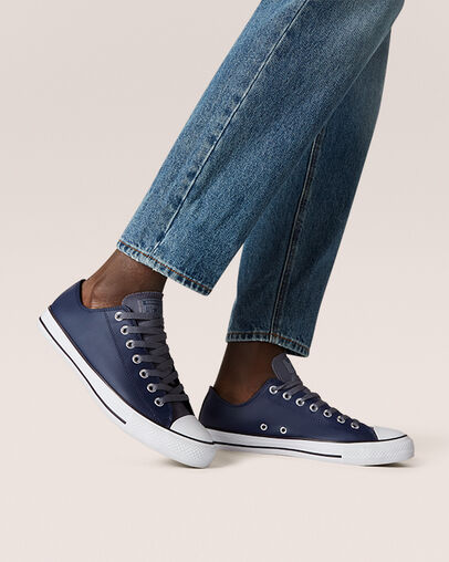 Chuck Taylor All Star Leather Midnight Navy/Light Carbon, On Foot Shot 1