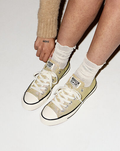 Chuck Taylor All Star Sparkle Last Straw/Egret/Black, On Foot Shot 2