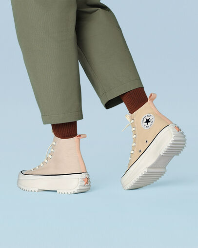 Run Star Hike Platform Tri-Panel Farro/Sesame/Crimson Tint, On Foot Shot 1