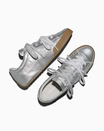 Chuck Taylor Lo Metallic Leather Silver/Light Grey/White, Angled View