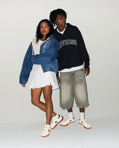 Run Star Trainer Egret/Black/Honey, On Foot Shot 1