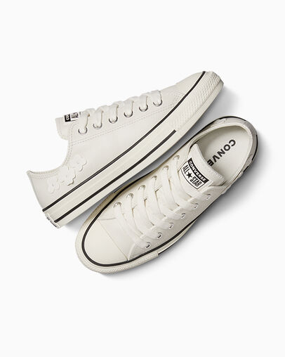 Chuck Taylor All Star Leather 3D Flowers Blanco vintage/Garza/Negro, Angled View