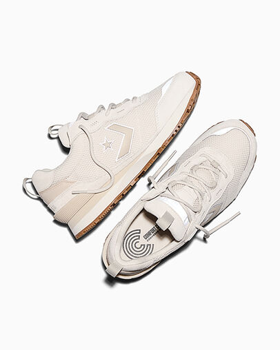 Omega Trainer SE Classic Ecru/Vintage White/Gum, Angled View