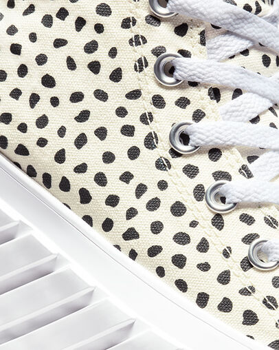 Welcome to the Wild 2X Platform Chuck Taylor All Star Egret/Schwarz/Wei&szlig;, Detail Angle View