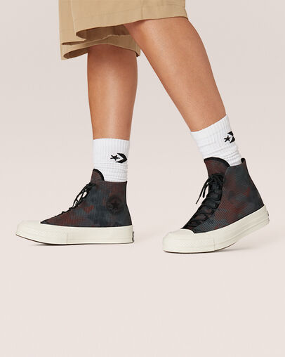 Chuck 70 Washed Florals Black/Terracotta Pink, On Foot Shot 1