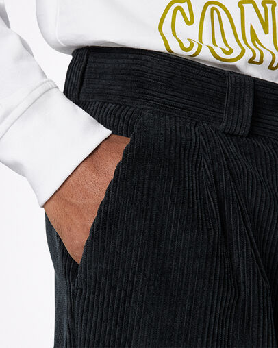 Pantalon chino &agrave; plis doubles en velours c&ocirc;tel&eacute; Noir Converse, Detail View