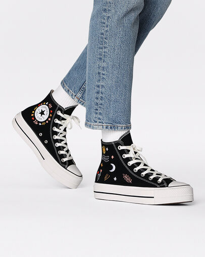 It's Okay To Wander Platform Chuck Taylor All Star Zwart/Vintage White/Multi, On Foot Shot 1