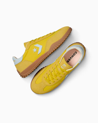 Run Star Trainer Golden Wren Yellow/Winter Slay White/Egret, Angled View