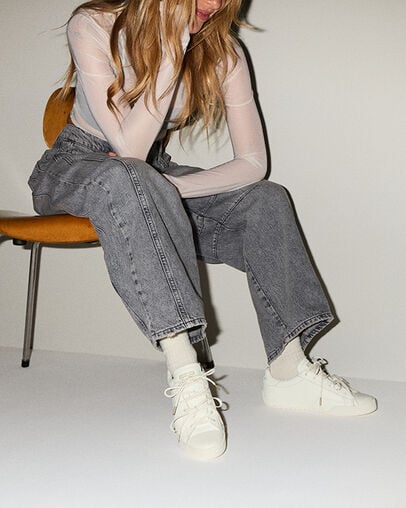 Chuck Taylor Lo Leather Egret/Egret/Light Gold, On Foot Shot 1