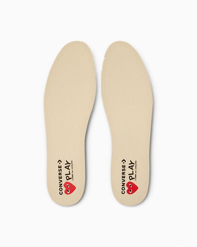 Converse x Comme des Gar&ccedil;ons PLAY Chuck 70 Multi Heart Milk/Schwarz/Egret, On Foot Shot 1