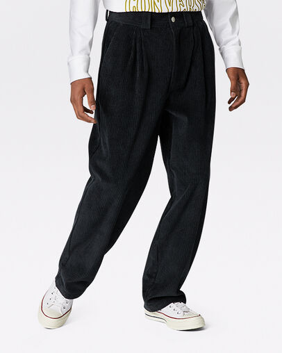 Pantalon chino &agrave; plis doubles en velours c&ocirc;tel&eacute; Noir Converse, Front View