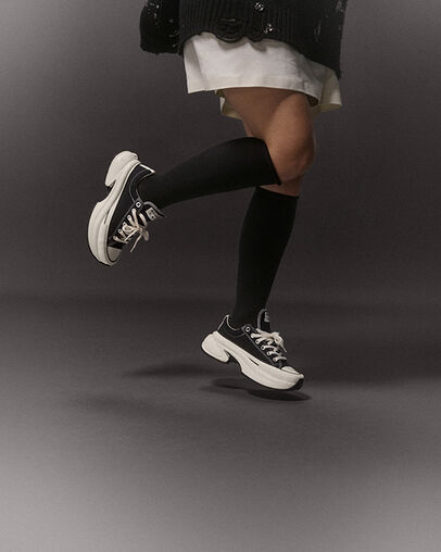 Run Star Crush Black/Egret/Black, On Foot Shot 1