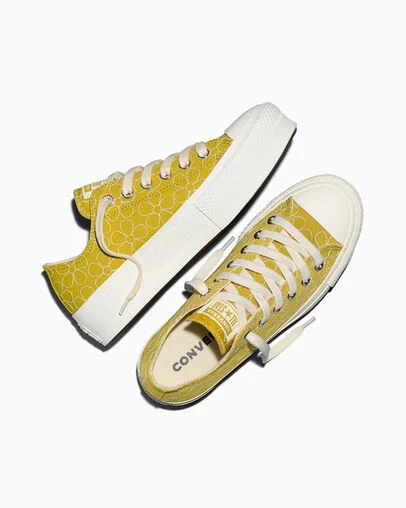 Chuck Taylor All Star Lift Platform Petal Pop Bright Outlook/Egret/Egret, Angled View