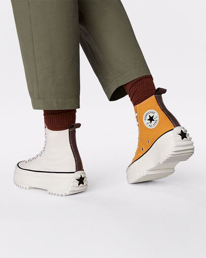 Tri-Panel Run Star Hike Oro girasol/Pergamino, On Foot Shot 1