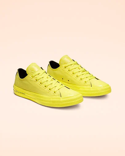 Converse x OPI Chuck Taylor All Star Montez le son, Angled View