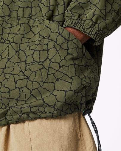 Anorak Court Ready Oversized All-Over Print Caqui cargo agrietado, Detail View