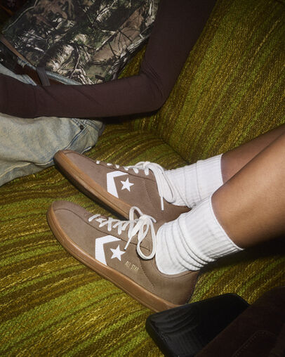 All Star Classic Trainer Suede Grounded/Vintage White/Gum, On Foot Shot 2