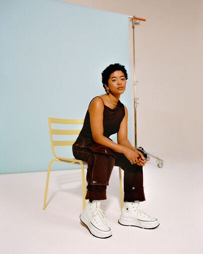 Run Star Legacy CX Egret/Black/White, On Foot Shot 2